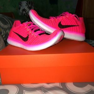 Nike flyknit free runs size 8.5